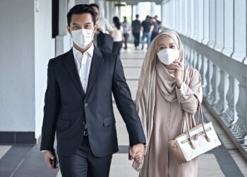 VIVY Yusof dan Fadzarudin Shah hadir pada perbicaraan kes mereka di Mahkamah Sesyen Kuala Lumpur, semalam.