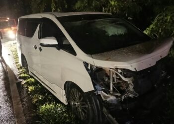 KEADAAN Toyota Vellfire dinaiki Ustaz Wadi Annuar yang terbabit kemalangan di Jalan Raya Timur-Barat, Gerik-Jeli, Gerik hari ini.