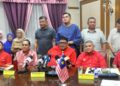 AB. Rauf Yusoh bersama Ahli Jawatankuasa Perhubungan UMNO Melaka selepas mempengerusikan mesyuarat di Seri Bendahara, Ayer Keroh, Melaka malam tadi. - UTUSAN/AMRAN MULUP