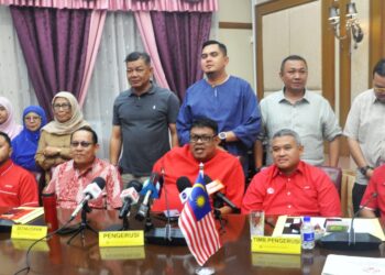AB. Rauf Yusoh bersama Ahli Jawatankuasa Perhubungan UMNO Melaka selepas mempengerusikan mesyuarat di Seri Bendahara, Ayer Keroh, Melaka malam tadi. - UTUSAN/AMRAN MULUP