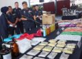 DENNIS Lim Kwang Keng (empat dari kiri) menunjukkan sebahagian daripada dadah serta peralatan yang digunakan untuk memproses barang terlarang itu yang dirampas dalam tiga operasi berasingan ketika sidang akhbar di George Town, Pulau Pinang hari ini.-UTUSAN/DANIAL SAAD