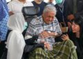 MAHATHIR Mohamad kelihatan sugul ketika menziarahi pusara isterinya, Allahyarhamah Tun Dr Siti Hasmah di Pusara Negara, Presint 20. - UTUSAN/FAISOL MUSTAFA