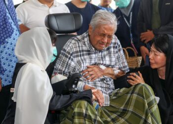 MAHATHIR Mohamad kelihatan sugul ketika menziarahi pusara isterinya, Allahyarhamah Tun Dr Siti Hasmah di Pusara Negara, Presint 20. - UTUSAN/FAISOL MUSTAFA