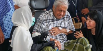 MAHATHIR Mohamad kelihatan sugul ketika menziarahi pusara isterinya, Allahyarhamah Tun Dr Siti Hasmah di Pusara Negara, Presint 20. - UTUSAN/FAISOL MUSTAFA