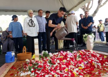 LEE Chong Wei menziarahi pusara Allahyarhamah Tun Dr Siti Hasmah di Pusara Negara, Presint 20. - UTUSAN/FAISOL MUSTAFA