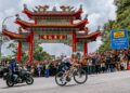 Nicolas Breuillard menerima sorakan padu daripada peminat yang hadir menyaksikan perlumbaan Peringkat 5 Le Tour de Langkawi 2026 (LTdL26), hari ini. - UTUSAN/ISKANDAR ISHAK