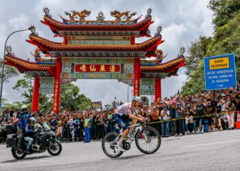 Nicolas Breuillard menerima sorakan padu daripada peminat yang hadir menyaksikan perlumbaan  Peringkat 5 Le Tour de Langkawi 2026 (LTdL26), hari ini. - UTUSAN/ISKANDAR ISHAK
