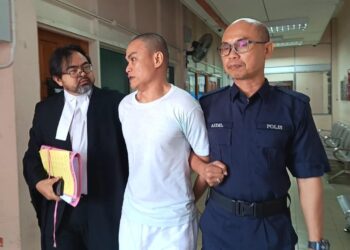 MD. Ridzuan Abd. Ahmad Zaini Logan (tengah) sejurus selesai prosiding di Mahkamah Tinggi Tawau, hari ini. - UTUSAN/NASRAWATI SYARIFUDDIN