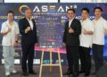 WILLIAM Khoo (dua dari kanan) bersama Goh Choon Aik (tiga dari kanan) ketika Majlis Perasmian MPE yang diadakan bersama kempen bagi mempromosikan Foodtech & International Trade Expo sempena ASEAN+3 Young Entrepreneur Summit 2027 di George Town, Pulau Pinang.