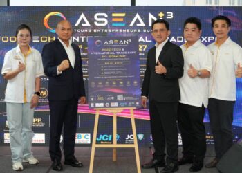 WILLIAM Khoo (dua dari kanan) bersama Goh Choon Aik (tiga dari kanan) ketika Majlis Perasmian MPE yang diadakan bersama kempen bagi mempromosikan Foodtech & International Trade Expo sempena ASEAN+3 Young Entrepreneur Summit 2027 di George Town, Pulau Pinang.