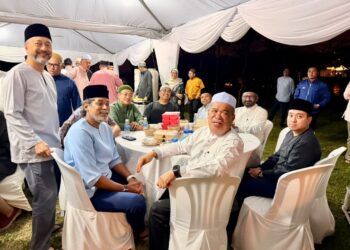 ANTARA pemimpin politik yang hadir ke majlis tahlil Tun Dr. Siti Hasmah Mohd. Ali di kediaman Tun Dr. Mahathir Mohamad, malam tadi.