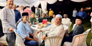 ANTARA pemimpin politik yang hadir ke majlis tahlil Tun Dr. Siti Hasmah Mohd. Ali di kediaman Tun Dr. Mahathir Mohamad, malam tadi.