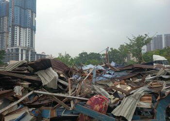 ANTARA premis bangunan milik peniaga Industri Kecil dan Sederhana (IKS) Sri Semarak yang dirobohkan oleh pihak pemaju hari ini.