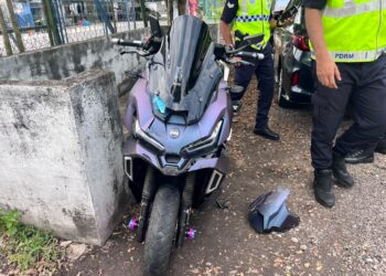 SEORANG wanita hamil cedera manakala bayi berusia 36 minggu dalam kandungannya maut selepas motosikal ditunggang terlibat dalam kemalangan di Kilometer 4.3, Jalan Kota Tinggi-Kluang, Kota Tinggi.