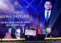 ANWAR Ibrahim menyampaikan Anugerah Tokoh Siswa kepada Mohamad Amar Aidid Mohd Zain pada Majlis Anugerah Tokoh Siswa Negara 2026 di Putrajaya. - UTUSAN/FAISOL MUSTAFA