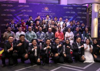ANWAR Ibrahim bergambar bersama penerima anugerah selepas Majlis Anugerah Tokoh Siswa Negara 2026 di Putrajaya. - UTUSAN/FAISOL MUSTAFA