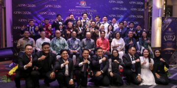 ANWAR Ibrahim bergambar bersama penerima anugerah selepas Majlis Anugerah Tokoh Siswa Negara 2026 di Putrajaya. - UTUSAN/FAISOL MUSTAFA