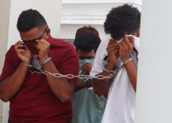TIGA individu yang dipercayai anggota kumpulan kongsi gelap mengaku tidak bersalah ketika dihadapkan di dua Mahkamah Sesyen di George Town, Pulau Pinang hari ini atas dua pertuduhan iaitu menyebabkan kecederaan parah terhadap dua lelaki lain dengan menggunakan parang, Ogos lalu.-UTUSAN/DANIAL SAAD