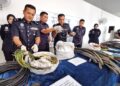 OHARI Yahya (kiri) menunjukkan gulungan kabel dan jalur tembaga konduktor kilat yang dirampas semasa sidang akhbar di IPD Nilai, Seremban hari ini.-UTUSAN/MOHD. SHAHJEHAN MAAMIN