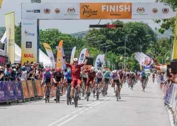 Aksi Riley Pickrell selepas menamatkan perlumbaan Peringkat 6 Le Tour de Langkawi 2026 dari Pandan Indah dan tamat di Rembau, hari ini. - UTUSAN/ISKANDAR ISHAK