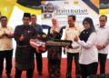 FADHLINA Sidek (tengah) bersama Timbalan Menteri Kerja Raya, Datuk Seri Ahmad Maslan (tiga dari kanan) dan Ahli Parlimen Alor Gajah, Adly Zahari (tiga dari kiri) menyaksikan penyerahan Majlis Penyerahan Perdana Projek Siap JKR di SMK Durian Tunggal, Alor Gajah, Melaka hari ini. - UTUSAN/AMRAN MULUP