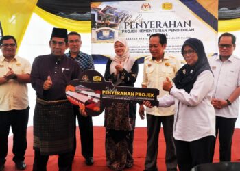 FADHLINA Sidek (tengah) bersama Timbalan Menteri Kerja Raya, Datuk Seri Ahmad Maslan (tiga dari kanan) dan Ahli Parlimen Alor Gajah, Adly Zahari (tiga dari kiri) menyaksikan penyerahan Majlis Penyerahan Perdana Projek Siap JKR di SMK Durian Tunggal, Alor Gajah, Melaka hari ini. - UTUSAN/AMRAN MULUP