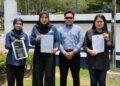 PRESIDEN Kelab Media Putrajaya (dua dari kiri), Tuan Buqhairah Tuan Muhamad Adnan bersama ahli KMP selesai membuat laporan polis di Balai Polis Presint 7, Putrajaya. - UTUSAN/FAISOL MUSTAFA
