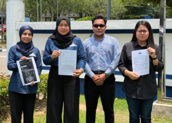 PRESIDEN Kelab Media Putrajaya (dua dari kiri), Tuan Buqhairah Tuan Muhamad Adnan bersama ahli KMP selesai membuat laporan polis di Balai Polis Presint 7, Putrajaya. - UTUSAN/FAISOL MUSTAFA