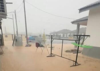 KEADAAN banjir kilat yang melanda Perumahan Makmur Paya Jejawi di Temerloh, Pahang setiap kali hujan lebat. – IHSAN penduduk