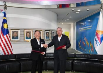 ABD. Halim Aman (kiri) bersama dengan Pengerusi Suruhanjaya Komunikasi dan Multimedia Malaysia (MCMC), Tan Sri Mohamad Salim Fateh Din sewaktu majlis pertukaran Memorandum Persefahaman (MoU)  di ibu pejabat MCMC, hari ini.