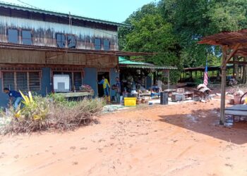 KESAN kejadian banjir lumpur yang dipercayai berlaku akibat runtuhan tanah di tapak projek pembinaan perumahan di Kampung Serukam, Sungai Petani, Kedah.
