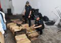 ANGGOTA penguat kuasa Kementerian Perdagangan Dalam Negeri dan Kos Sara Hidup (KPDN) Melaka memeriksa minyak masak peket bersubsidi yang ditemukan di sebuah restoran Arab di Bukit Baru, Melaka hari ini. - UTUSAN/AMRAN MULUP
