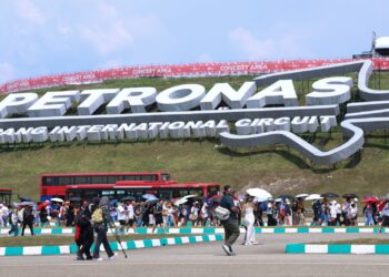 PEMINAT sukan F1 mula membanjiri pada hari pertama pembukaan sempena perlumbaan Formula 1 (F1) Grand Prix (GP) Bahrain Gulf Air 2026 di Litar Antarabangsa Sepang (SIC).-UTUSAN/FAISOL MUSTAFA