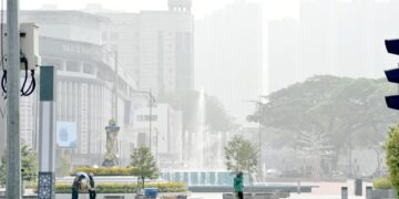 KEADAAN jerebu di Johor Bahru menjejaskan kehidupan dan urusan seharian penduduknya termasuk melibatkan pekerjaan dan persekolahan.