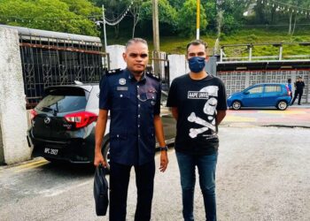 SEORANG penganggur didakwa di Mahkamah Majistret Johor Bahru di sini hari ini kerana menampal kod QR miliknya sendiri atas kod QR rasmi sebuah premis pengurup wang di Taman Johor Jaya, Mac lalu.