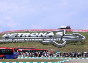 PEMINAT sukan F1 mula membanjiri pada hari pertama pembukaan sempena perlumbaan Formula 1 (F1) Grand Prix (GP) Bahrain Gulf Air 2026 di Litar Antarabangsa Sepang (SIC), - UTUSAN/ FAISOL MUSTAFA