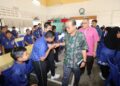 MOHAMED KHALED Nordin menyantuni anak-anak yatim pada Majlis Pecah Tanah Asrama Anak-Anak Yatim Islam Kota Tinggi, hari ini.