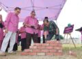 MOHAMED KHALED Nordin (kanan) menyempurnakan Majlis Pecah Tanah Asrama Anak-Anak Yatim Islam Kota Tinggi, hari ini.