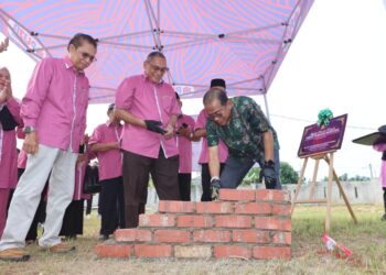 MOHAMED KHALED Nordin (kanan) menyempurnakan Majlis Pecah Tanah Asrama Anak-Anak Yatim Islam Kota Tinggi, hari ini.