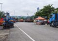 BARISAN kenderaan berat berbaris berdekatan sebuah gerai dan masjid di Jerantut Feri, Jerantut, Pahang untuk melakukan pemeriksaan kenderaan di bawah Jambatan Sungai Pahang.