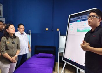 TEO Nie Ching (kiri) diberi penerangan mengenai projek pemasangan Wi-Fi di IPTA dan institusi latihan terpilih ketika melakukan lawatan kerja ke Kampus Kejuruteraan Tuanku Syed Sirajuddin USM di Nibong Tebal, Pulau Pinang hari ini.