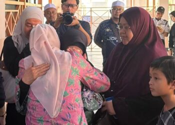 FADHLINA Sidek melawat keluarga mangsa di Hospital Sultanah Nora Ismail, semalam.