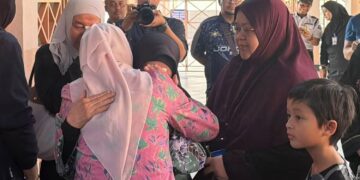 FADHLINA Sidek melawat keluarga mangsa di Hospital Sultanah Nora Ismail, semalam.