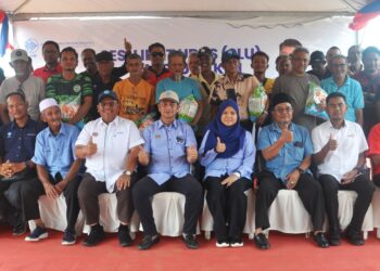 Muhammad Faiz Fadzil bergambar kenangan bersama penerima bantuan pada Program Sesi Libat Urus (SLU) Pengerusi LKIM bersama nelayan kawasan Telok Mas di Pangkalan Nelayan Tanjong Nibong, Telok Mas, hari ini. UTUSAN/AMRAN MULUP