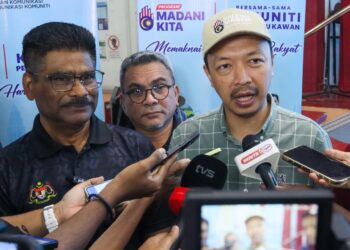 MOHD. Hisyamuddin Ghazali (kanan) ketika ditemui pemberita semasa menghadiri PMK Bersama Komuniti Perai @Batu Kawan di Dewan Serbaguna Chai Leng Park, Butterworth, Pulau Pinang.-UTUSAN/DANIAL SAAD