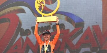 Pelumba dari Tudor Pro Cycling Team, Lennart Jasch memenangi Piala Keseluruhan pada Le Tour de Langkawi (LTdL) 2026 di Persiaran Perdana di sini, hari ini. -UTUSAN/ISKANDAR ISHAK