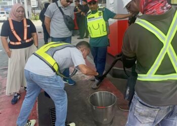 BEBERAPA anggota penguatkuasa KPDN turun padang untuk memeriksa sebuah stesen minyak di Batu Kawan, Pulau Pinang selepas menerima aduan yang mendakwa ada kenderaan mengalami masalah selepas mengisi petrol RON95 di situ.-GAMBAR/KPDN PULAU PINANG