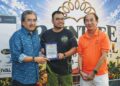 JOHARI Abdul Ghani menerima cenderahati daripada kepimpinan tertinggi Raintree Club, diiringi Barry Chong Kim Teck (kanan), selepas Majlis Penutup Raintree International Invitational 2026 di Raintree Club, Ampang Hilir, Kuala Lumpur, semalam. – UTUSAN/AMIR KHALID