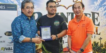 JOHARI Abdul Ghani menerima cenderahati daripada kepimpinan tertinggi Raintree Club, diiringi Barry Chong Kim Teck (kanan), selepas Majlis Penutup Raintree International Invitational 2026 di Raintree Club, Ampang Hilir, Kuala Lumpur, semalam. – UTUSAN/AMIR KHALID