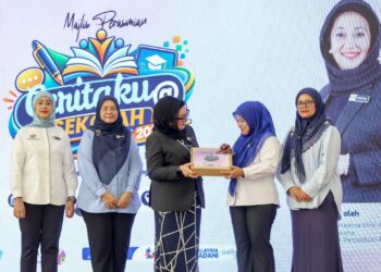 HASLINA Abdul Hamid menyerahkan sumbangan buku Ceritaku@Sekolah kepada Pengetua SMK Presint 9 (1), Maizatul Arzia Omar (dua kanan) pada Majlis Perasmian Program Ceritaku@Sekolah 2026 di SMK Presint 9 (1), Putrajaya. - UTUSAN/FAISOL MUSTAFA